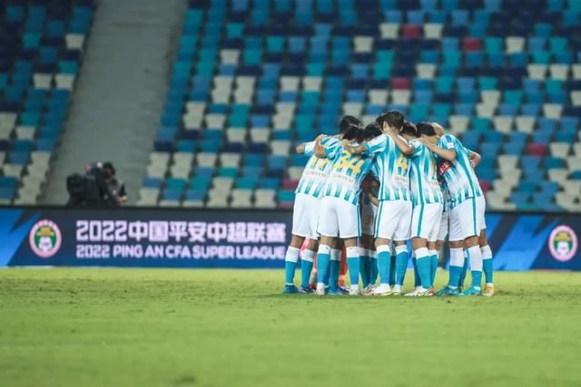 而在舞台表演时，她又换上了白色bra加短裤，劲歌热舞，十分火 麦莉·赛勒斯亮片装夺目 裸背秀性感调皮露纹身 2013-10-23 当地时间10月22日，麦莉·赛勒斯出席纽约时尚盛典，一袭亮片吊带裙勾勒出她的好身材，而转过身露出的裸背，则为她增添了一丝性感。