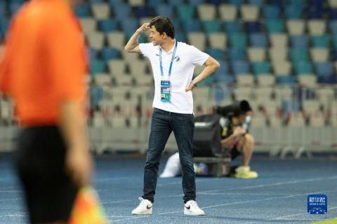 在微博剧集榜、骨朵热度指数排行榜、云合数据电视剧话题榜、知乎影视榜均位列头 《一刻十年》逐梦青春 于朦胧献唱《凝视》曝光 2015-10-19 由戎川导演，阳芳、幺思凡编剧，于朦胧、谢彬彬、张洋领衔主演的青春励志影片《一刻十年》将在近期于全国公映。